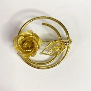 Vintage Sarah Coventry Round Gold Flower Brooch